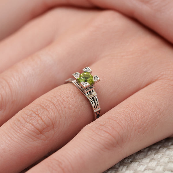 Bague French Kiss en or et Peridot vert 5 mm et diamants